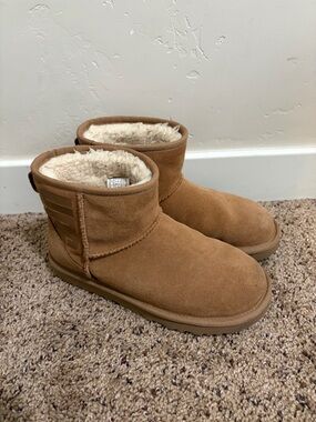UGG Women's Classic Mini Rubber UGG Logo Boots Chestnut Brown Size 7